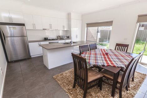 Property photo of 33 Grattan Cove Craigieburn VIC 3064