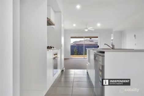 Property photo of 12 Pinnibar Way Weir Views VIC 3338