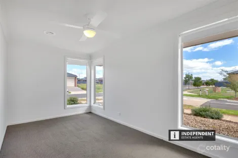 Property photo of 12 Pinnibar Way Weir Views VIC 3338