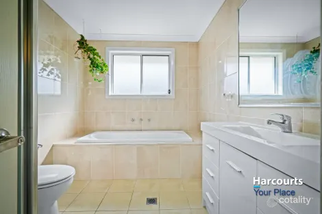 Property photo of 11 Stephenson Drive Ropes Crossing NSW 2760