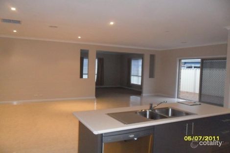 Property photo of 15 Omarama Way Taylors Hill VIC 3037