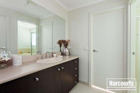 Property photo of 19 Melzak Way Berwick VIC 3806