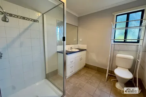 Property photo of 3 Gilbert Place Emerald QLD 4720