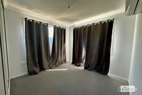 Property photo of 3 Gilbert Place Emerald QLD 4720