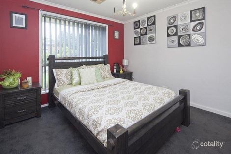 Property photo of 13 Rhonda Close Endeavour Hills VIC 3802