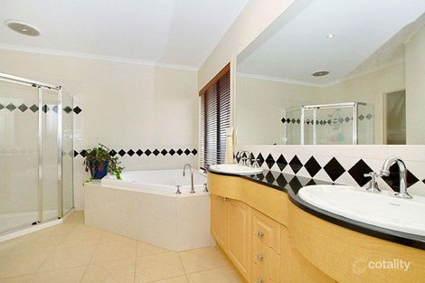 Property photo of 32 Johnston Way Taylors Hill VIC 3037