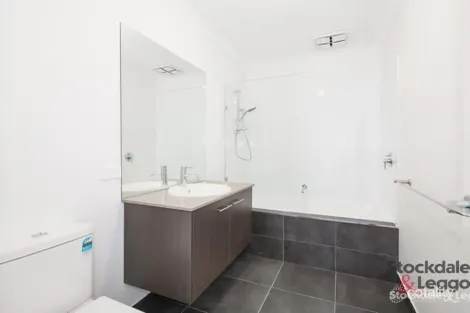 Property photo of 3/1 Village Way Pakenham VIC 3810