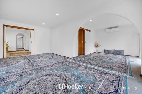 Property photo of 1 Gore Rise Endeavour Hills VIC 3802
