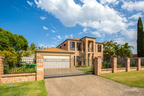 Property photo of 31 Glenwater Crescent Helensvale QLD 4212