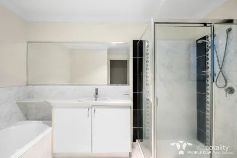 Property photo of 30 Lloyd Bird Crescent Springfield Lakes QLD 4300