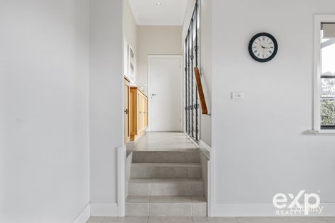 Property photo of 30 Cleopatra Crescent Kangaroo Gully WA 6255