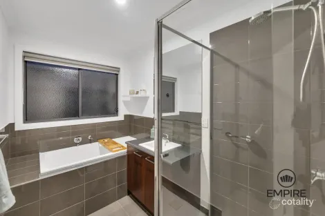 Property photo of 11 Annello Way Clyde VIC 3978