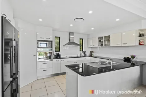 2/3 Hilltop St, Labrador, QLD 4215