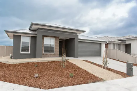 33 Royal York Rd, Winter Valley, VIC 3358