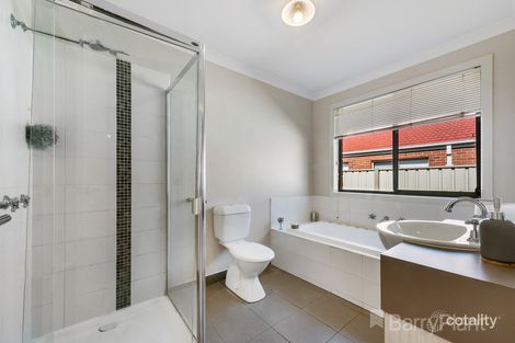 Property photo of 5 Fantail Way Brookfield VIC 3338