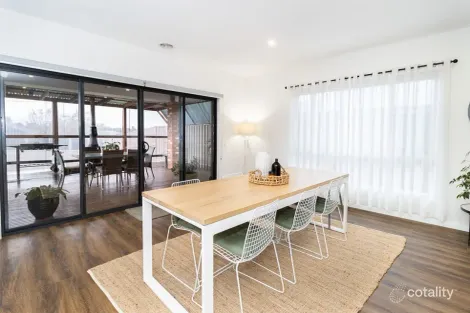 Property photo of 15 Zeil Circuit Thurgoona NSW 2640