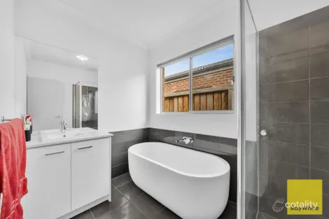 Property photo of 17 Andross Circuit Tarneit VIC 3029