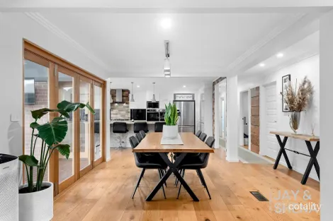 Property photo of 3 Enfield Close Endeavour Hills VIC 3802