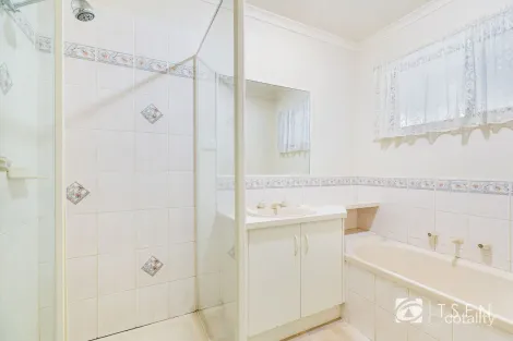 Property photo of 16 Davey Close Flora Hill VIC 3550