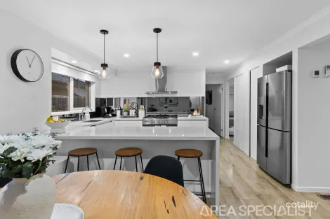 Property photo of 6 Cuneata Close Langwarrin VIC 3910