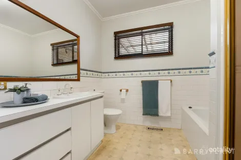 Property photo of 18 Byron Road Kilsyth VIC 3137