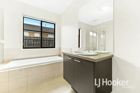 Property photo of 27 Silver Way Koo Wee Rup VIC 3981