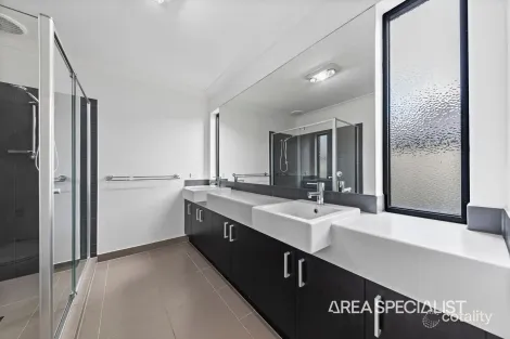 Property photo of 14 Eyre Place Pakenham VIC 3810