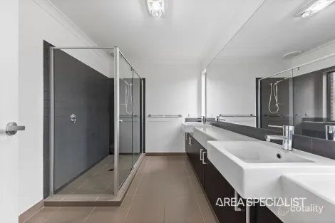 Property photo of 14 Eyre Place Pakenham VIC 3810