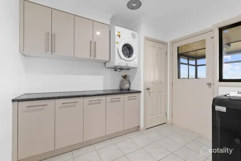 Property photo of 15 McLeod Court Rosedale VIC 3847