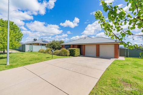 Property photo of 32 Quandong Place Forest Hill NSW 2651