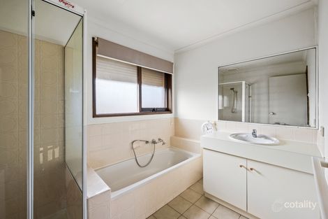 Property photo of 9 Chivell Close Endeavour Hills VIC 3802
