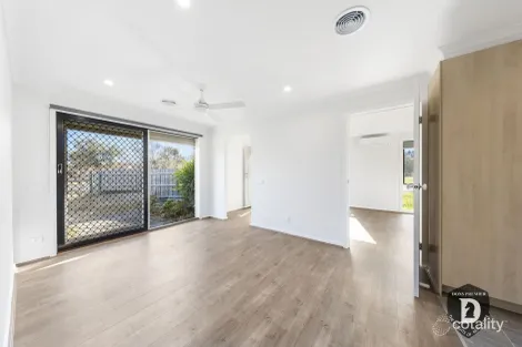 Property photo of 1 Kennington Park Drive Endeavour Hills VIC 3802