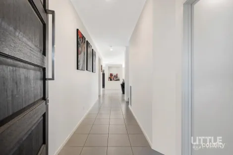 Property photo of 72 Karawarra Circuit Cranbourne North VIC 3977