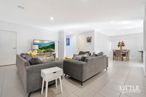 Property photo of 72 Karawarra Circuit Cranbourne North VIC 3977