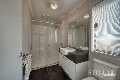 Property photo of 11/23 Atlantic Drive Pakenham VIC 3810