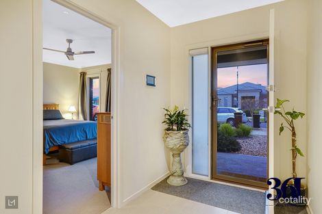 Property photo of 7 Keynes Circuit Fraser Rise VIC 3336