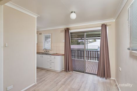 Property photo of 14 Tichborne Crescent Kooringal NSW 2650