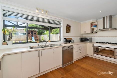 Property photo of 18 Bayside Grove Seaford VIC 3198