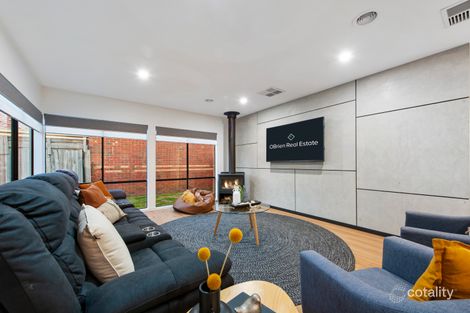 Property photo of 2 Formby Place Cranbourne VIC 3977