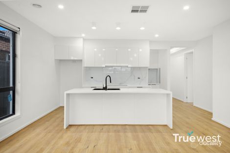 Property photo of 33 Bear Street Tarneit VIC 3029