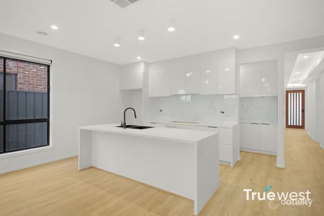 Property photo of 33 Bear Street Tarneit VIC 3029