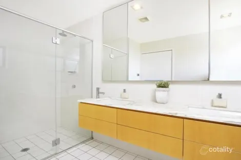 Property photo of 10 Shore Crescent Bulimba QLD 4171