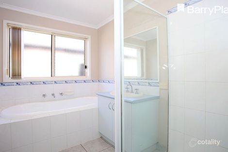 Property photo of 33 Bradford Drive Cranbourne East VIC 3977