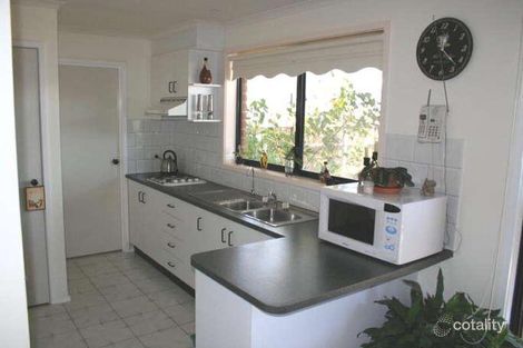 Property photo of 8 Yarcombe Crescent Craigieburn VIC 3064