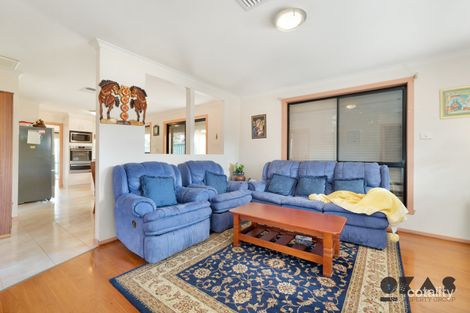 Property photo of 32 Brampton Circuit Delahey VIC 3037