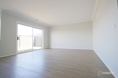Property photo of 1 Angophora Crescent Craigieburn VIC 3064