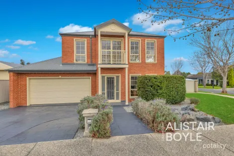 2 St Leonard Way, Pakenham, VIC 3810