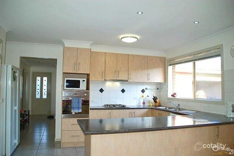 Property photo of 19 Dempster Way Berwick VIC 3806