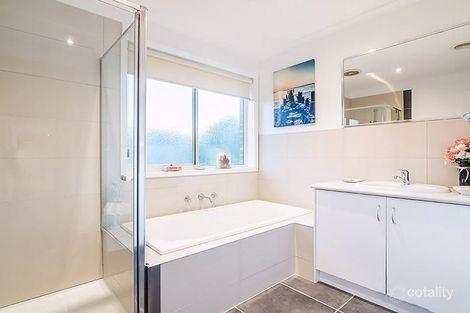 Property photo of 18 Kingsbarn Court Cranbourne VIC 3977