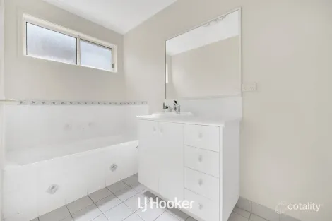Property photo of 37 Lawson Way Endeavour Hills VIC 3802